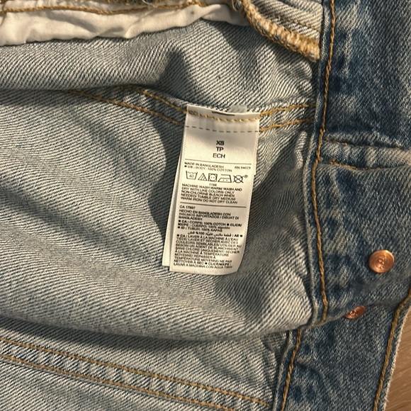 Old navy boyfriend fit oversized denim jacket - Picture 3 of 4